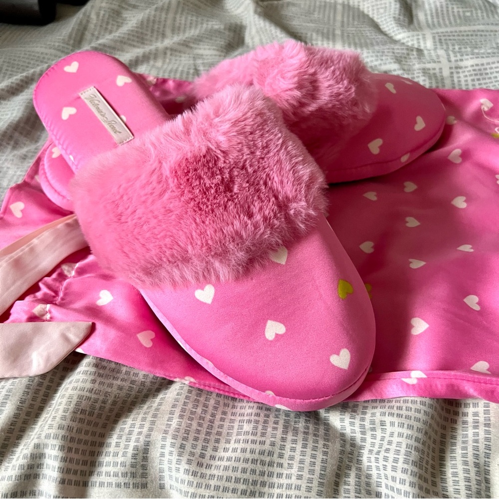 NWOT Victoria’s Secret Pink Heart Slippers